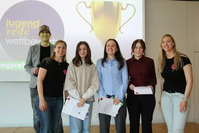 Die Youngsters unter den Bezirkssiegern aus Innsbruck und Innsbruck-Land Ost und ihre Gratulanten und Gratulantinnen: v.l.n.r. Sebastian Kaufmann,
Madita Happ, Tabea Neuwirth, Laura Boljanovic, Johanna Wimberger und Melanie Spangler | Foto: Land Tirol