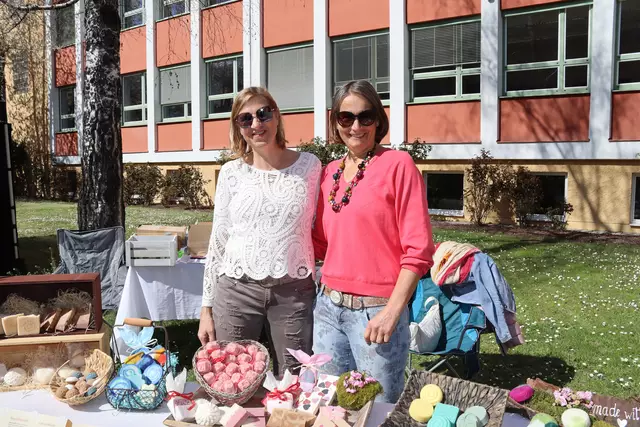 Christine Dorn stellt verschiedenste Seifen her, mit im Bild ist ihre Freundin und Helferin Brigitte Mungenast.  | Foto: Elisabeth Zangerl