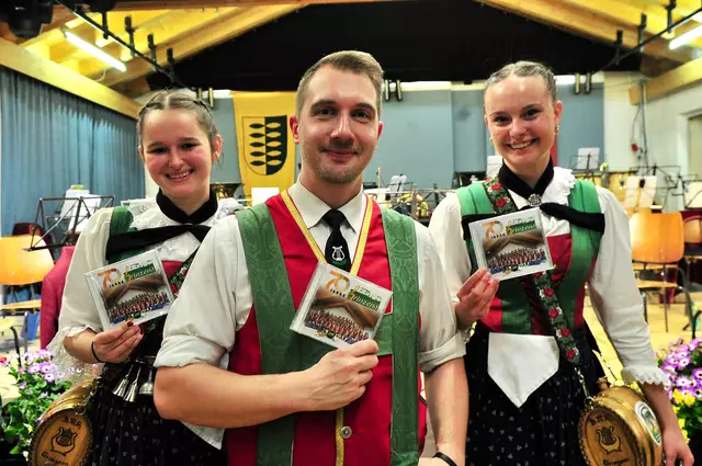 Die Musikkapelle Grinzens hat einen neuen Tonträger, der hier von Obmann Stephan Gasser, Nina Kapferer (li.) und Jana Sophie Gasser präsentiert wird. | Foto: Hassl