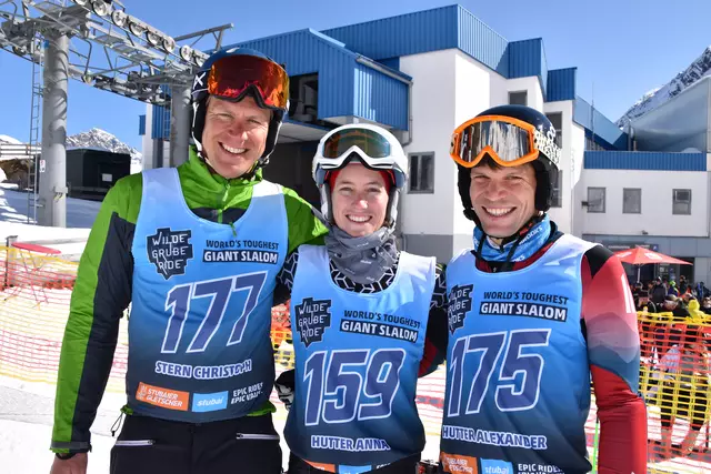 "Es war zach. Rauf geht's leichter", lachte Trailrunner Alexander Hutter (r.), im Bild mit seiner Frau Anna und Bergführer Christoph Stern | Foto: Kainz