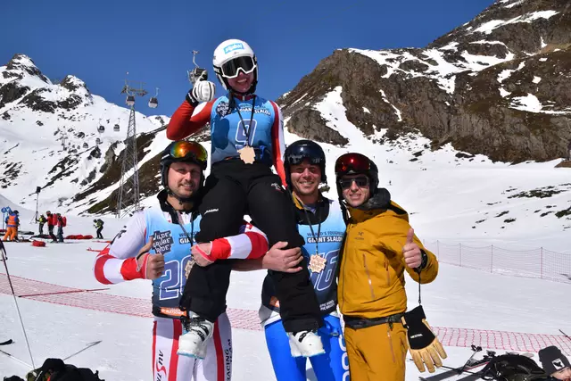 Siegerin des 1. Wilde Grube Ride 2025 wurde Magdalena Ranalter aus Neustift. Geschultert haben sie hier TVB-Vorstand Lukas Rasinger und Peter Meyer (l.), rechts im Bild TVB-GF Roland Volderauer | Foto: Kainz
