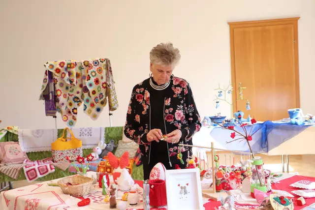 Je nach farblicher Vorliebe konnten die Besucher an Tischen gustieren, die rote, gelbe oder blaue Handarbeiten präsentierten.  | Foto: Edith Ertl