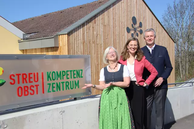 Bei der Eröffnung: Landeshauptmann-Stellvertreterin Anja Haider-Wallner (3. von links), Initiatorin Brigitte Gerger (Mitte), Bürgermeister Wolfgang Eder (4. von links) mit Ehrengästen aus Regionalpolitik und Landwirtschaft. | Foto: Martin Wurglits