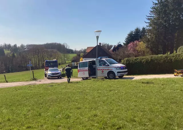 Notarztteam versorgt den Piloten noch an der Absturzstelle. | Foto: Freiwillige Feuerwehr Hochstrass