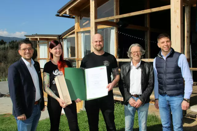Lukas Kalcher, Franz Jechart und Lukas Vogl gratulierten Diandra und Ronald Hohl zum Jubiläum. | Foto: Cescutti