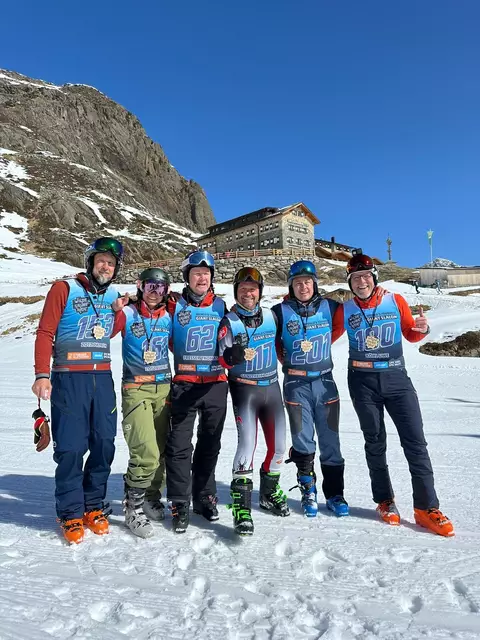 Das Hotel Alpeiner rund um Dir. Thomas Fresser stellte eine ganze Mannschaft und fuhr auch noch einen eigenen Pokal aus. | Foto: Kainz