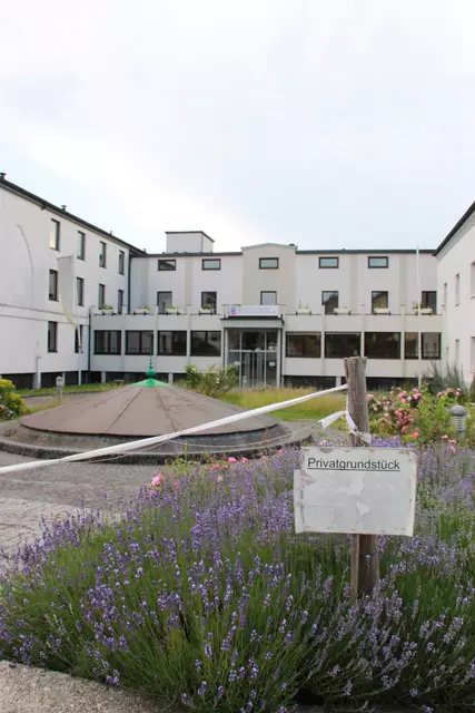 Das ehemalige Kneippkurshaus in Aspach wurde am 5. April 2025 von Graffiti-Sprayern besprüht.  | Foto: BRS