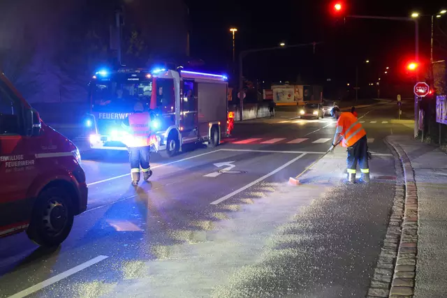 In der Nacht auf Samstag, 5. April, musste die Welser Feuerwehr eine Ölspur beseitigen, die sich durch mehrere Stadtteile und über vier Kilometer erstreckte. | Foto: laumat.at