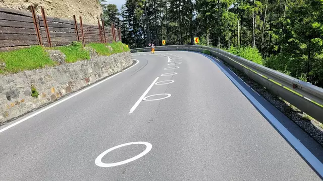 Am Boden aufgebrachte Markierungen zeigen den idealen Kurvenradius für Motorräder an. | Foto: Land Tirol