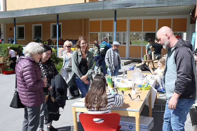 An diesem Stand konnten mithilfe von Trockeneis beliebte „Eisslushys“ hergestellt werden.  | Foto: Elisabeth Zangerl