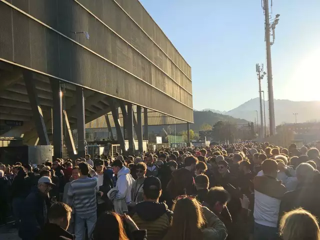 Fanansturm im Tivoli, das Spiel wurde mit zehn Minuten Verspätung angepfiffen. | Foto: Ligaportal/Luggi