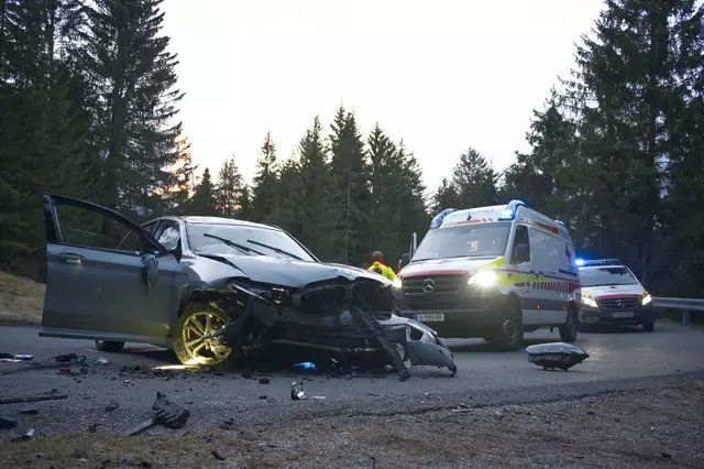 Axamer Lizum: Aus bislang ungeklärter Ursache kam das Fahrzeug unmittelbar vor einer Linkskurve von der Fahrbahn ab und prallte frontal gegen die dort befindliche Steinmauer.  | Foto: zeitungsfoto.at