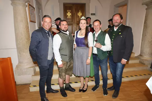 Freude bei Wolfgang Fank, Lukas Schmallegger, Weinhoheit Lea I., Erich Pöltl und Herbert Lebitsch (v. l.). | Foto: Alfred Mayer