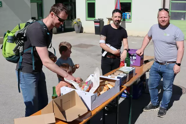 Koordinator Matthias Pratter (mi) freute sich über viele Freiwillige | Foto: Gerhard Langmann