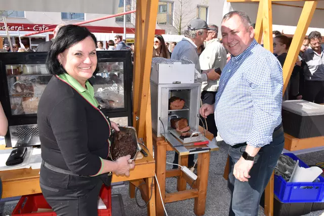 Das Bürgermeisterpaar Karnthaler am eigenen Standl. Es gab u.a. Leberkäse vom Feinsten. | Foto: Zezula, Reisner