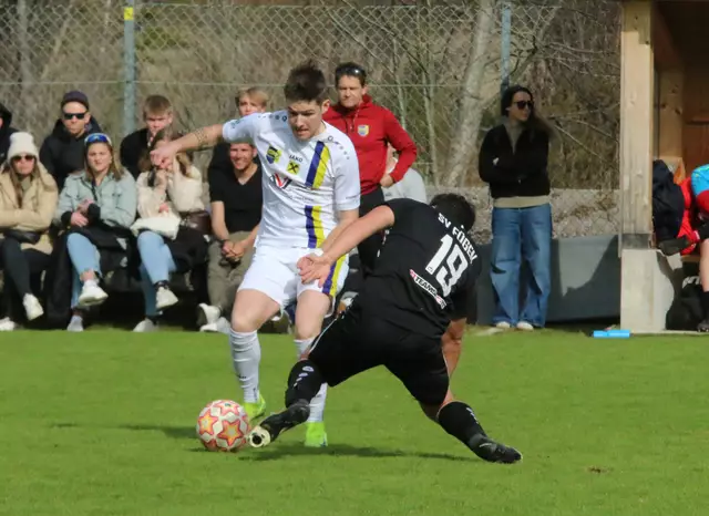 Florian Salfenauer (weiße Dress) war mit zwei Treffern eine Schlüsselfigur beim 5:2 Heimerfolg des SK Pillerseetal - Trainer Handle (im Hintergrund) konnte zufrieden sein