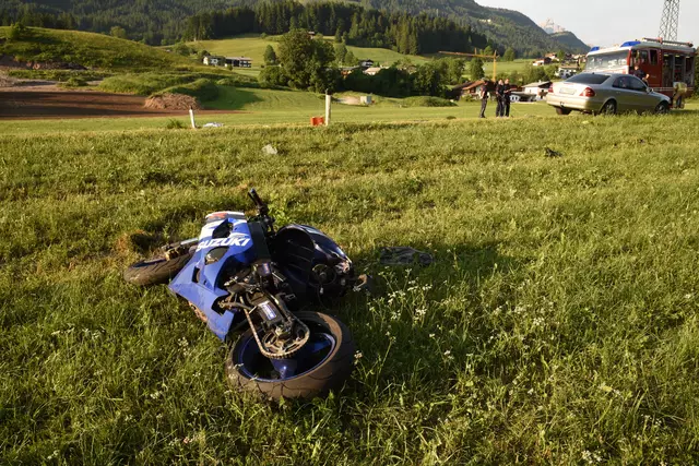 Der 19-Jährige schlitterte rund 20 Meter über den Asphalt und kam schließlich in einer angrenzenden Wiese zu liegen. (Symbolbild) | Foto: ZOOM.TIROL