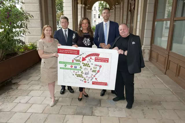 Mobilitätssprecherin Pipal-Leixner (Neos), Universitätsprofessor Forgó, Planungsstadträtin Sima (SPÖ), Bezirksvorsteher Figl (ÖVP) und der Vorsitzende des Mobilitätsausschusses im Gemeinderat Valentin (SPÖ) (v.l.n.r.), sprachen sich bereits letztes Jahr für die Verkehsberuhigung aus. | Foto: Maximilian Spitzauer / MeinBezirk