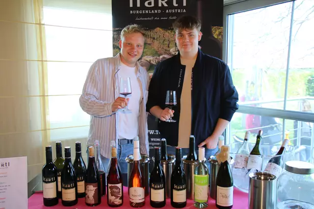 auch bei Toni Hartl konnte man seinen Wein verkosten, im Bild Lucas und Julian Hartl 