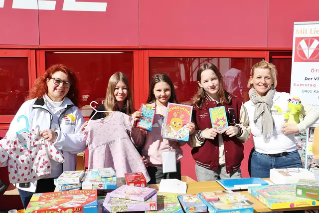 Für die Vinzenzgemeinschaft verkauften die Points4action-Girls Lea, Lara und Lona mit GR Sandra Goldberg (li) und Sabine Jakubzig gut erhalten Stücke. | Foto: Edith Ertl
