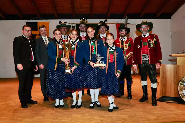 Das siegreiche Quartett mit den Gratulanten. | Foto: Hassl