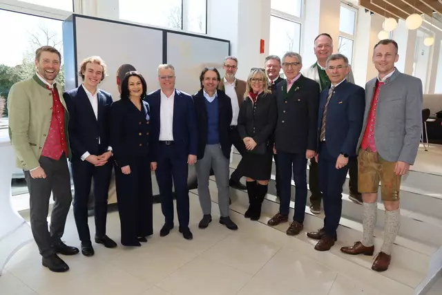 Vertreterinnen und Vertreter der Frühlingsmarktaussteller in Fehring mit Ehrengästen | Foto: MeinBezirk