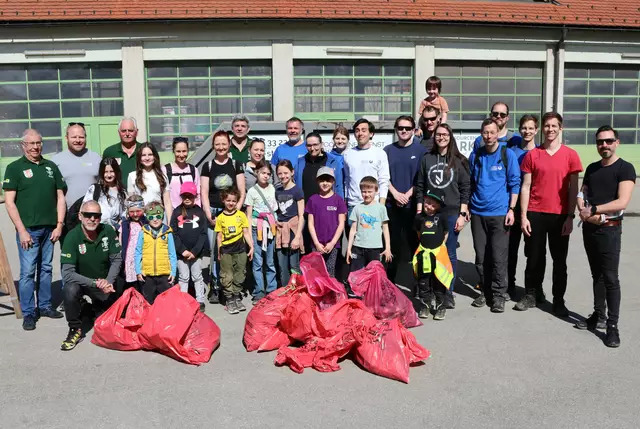 Erfolgreiche Sammlergruppen nach der Rückkehr beim Wirtschaftshof | Foto: Gerhard Langmann