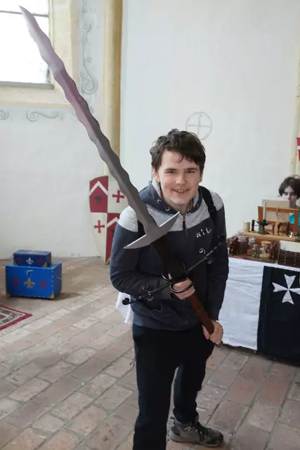 Alexander Januis präsentierte stolz sein Schwert.