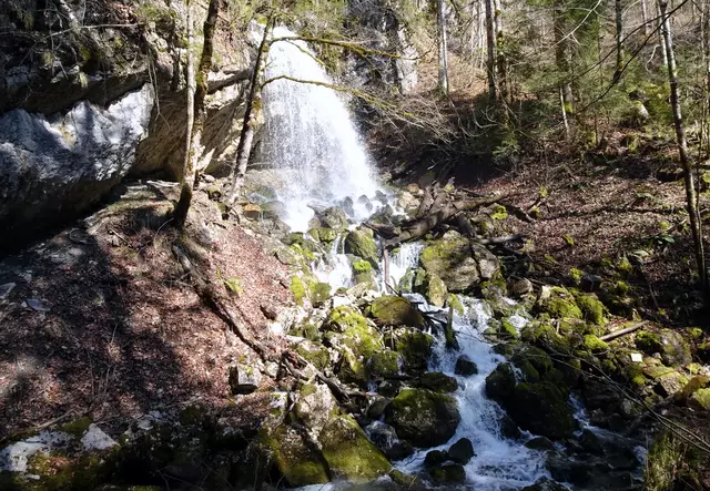 Viel Wasser schießt herunter.