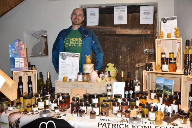 Vielfalt an Honigprodukten von Patrick Konlechner am Ostermarkt in Krumbach. | Foto: Zezula, Reisner