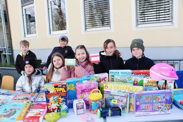 Schüler der VS Kalsdorf stellten sich in den Dienst der guten Sache. Für die Organisation Vier Pfoten und für das SOS-Kinderdorf gaben sie nicht mehr gebrauchte Spielsachen ab. Bravo und danke für das Engagement. | Foto: Edith Ertl