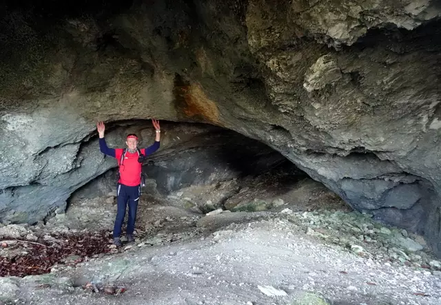 Die geräumige Herdenglhöhle hat einen oberen Ausgang.