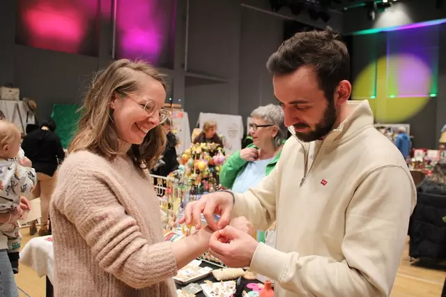 Astrid ließ sich ein Armband anlegen
 | Foto: mc