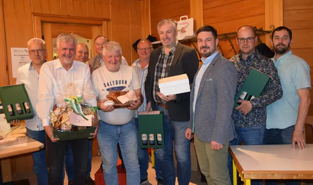 Die Gesamtsieger am Samstag mit Vorstand und Ehrengästen   | Foto: Strohmeier
