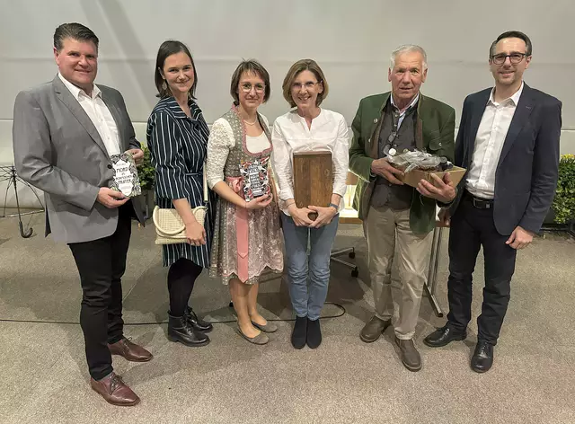 Bürgermeister Erich Ofner, Elisabeth Oberländer, Burgi Friess (Bücherei), Beate Maly, Karl Spitzer &amp; Vizebürgermeister Alfred Maier (v. l.)
 | Foto: Bücherei Kraubath
