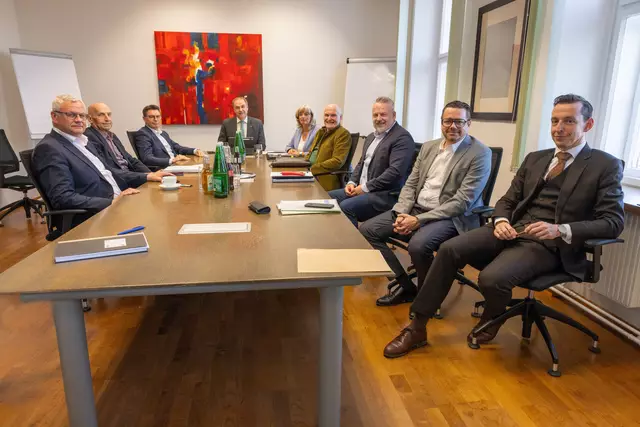 Zweite Runde beim Gemeindegipfel: Gemeindereferent Landesrat Dr. Leonhard Schneemann mit GVV-Präsident Bgm. Erich Trummer, Gemeindebund-Präsident Leo Radakovics, Städtebund-Präsidentin LAbg. Bgm. Elisabeth Böhm und LAbg. Bgm. Mag. Thomas Steiner als Städtebund-Vize. | Foto: LMS