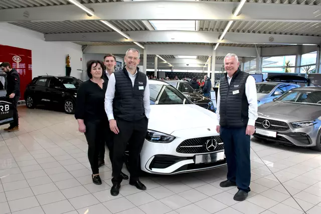 Angelika und Manfred Harb mit Sohn Niklas, sowie Josef Harb (re.) freuten sich über die gut besuchte Autoschau. | Foto: MeinBezirk