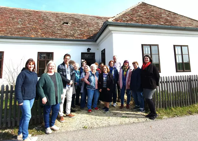 Das Team der Kulturvermittler und Kulturvermittlerinnen freut sich schon auf die Besucher im Museumsdorf | Foto: Eva Gabriel