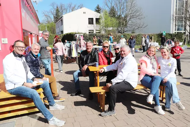 Das SPÖ Team stellte früh am Morgen Tische und Bänke für die Aussteller auf, sorgte für die Bewirtung und für den reibungslosen Ablauf. Da tat eine kurze Pause am kühlen aber sonnigen Schulhof gut. | Foto: Edith Ertl