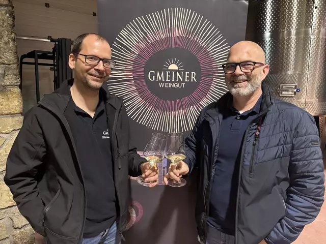 Winzer Robert Gmeiner mit Michael Mramor.  | Foto: Stefan Schneider