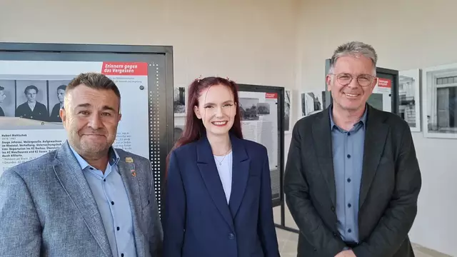 Frederik Schmidsberger (Mauthausen Komitee Vöcklabruck), Hanna Bauer, Bernd Gsell (Verein Lila Winkel)

Foto Franz Michael Zagler