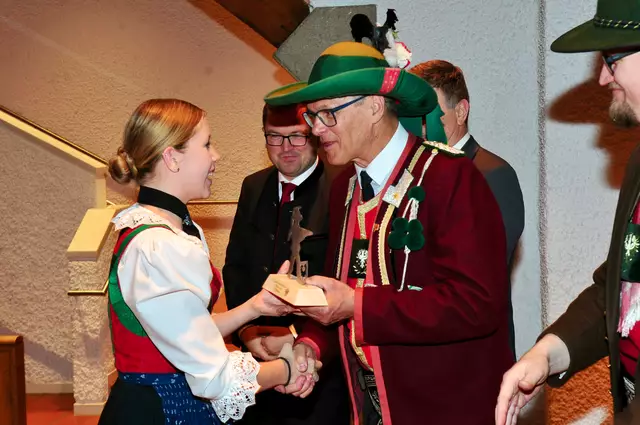 Lucia Kofler aus Sistrans setzte den besten Tiefschuss, Bat.-Kdt Hans Knoflach gratulierte. | Foto: Hassl