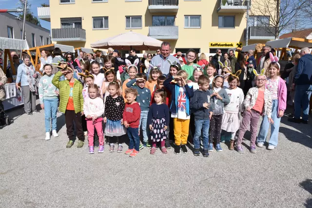 Bürgermeister Bernhard Karnthaler und die Kids der Musikschule Katzelsdorf-Lanzenkirchen mit Leiterin Andrea Pilles. | Foto: Zezula, Reisner