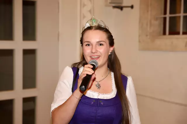 Weinhoheit Lea I. dankte für das Engagement. | Foto: Alfred Mayer