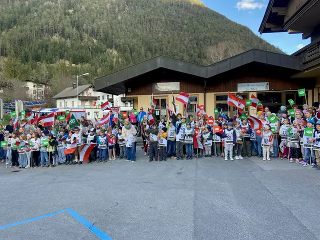 Kleine Gratulanten ganz groß: Die Kinder aus der Region stimmten das Lied „Schifoan“ für Raphael Haaser an. | Foto: Achensee Tourismus