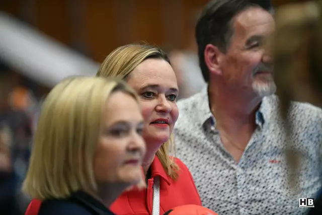 Füchse-Obmann Heinz Rumpold mit Sabine und Elisabeth Zottler vom gleichnamigen Modehaus. | Foto: Bernd Haider