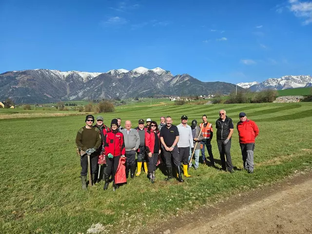 Rund 20 engagierte Mitglieder aus verschiedenen Einsatzstellen reinigten beim Steirischen Frühjahrsputz im Bezirk Leoben den Veitscherbach auf einer Länge von zwei Kilometern.  | Foto: Steiermärkische Berg- und Naturwacht