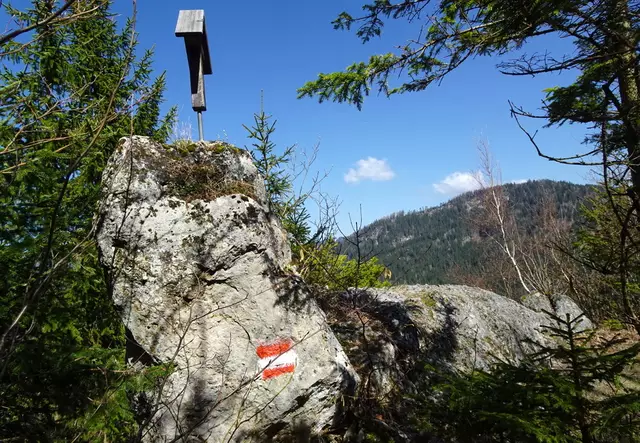 Die Rauschmauer mit dem kleinen Kreuz oberhalb von Lunz