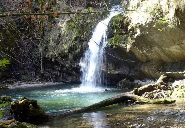 Herrliche, kleine Wasserfälle stürzen in die Schlucht.