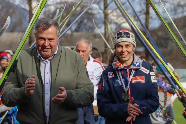 Lisa Eder wurde von der Gemeinde Leogang mit Bürgermeister Sepp Grießner, dem SC Leogang und dem SK Saalfelden, sowie Freunden und Familie geehrt. | Foto: Foto: SC Leogang